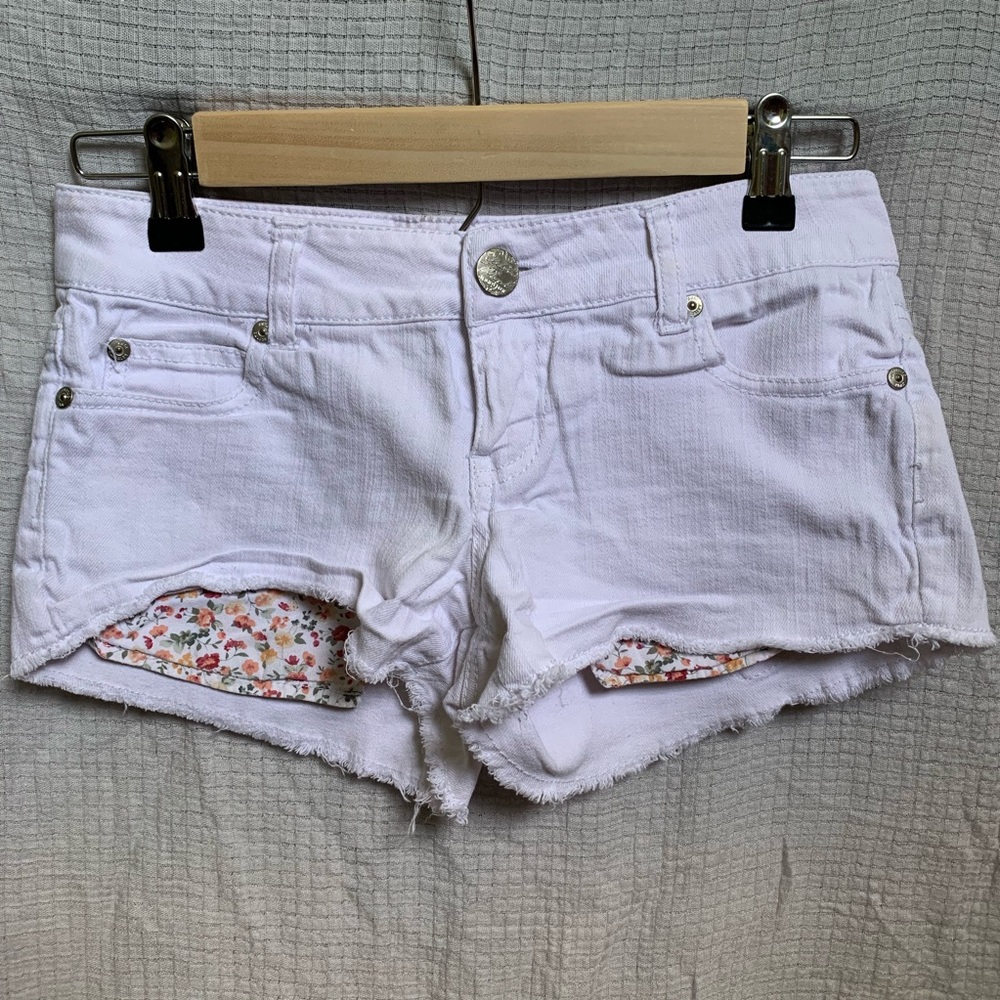 White Shorts with floral-print pockets